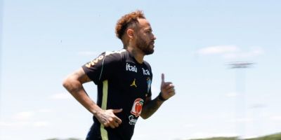 Neymar vai a campo pela primeira vez em treino da seleção brasileira