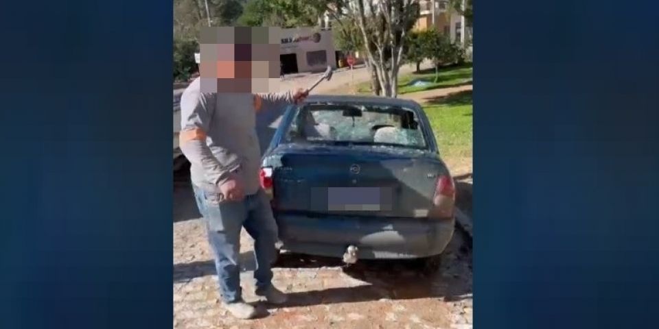 Motorista revoltado com situação do veículo, quebra o carro em Dom Feliciano