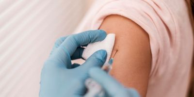 Vacina contra HPV reduz a quase zero as mortes por câncer de colo do útero e reforça importância da imunização precoce