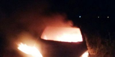 Carro incendiado é localizado na ERS-350, no acesso à Chuvisca pela BR-116