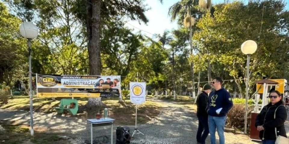 IEE Cônego realiza ação em Camaquã para divulgar inscrições da EJA Ensino Médio e do Curso Técnico em Administração