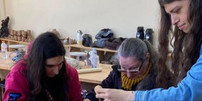 Da argila à autonomia: projeto de formação de ceramistas ajuda mulheres de comunidade de Camaquã a modelar um novo futuro profissional
