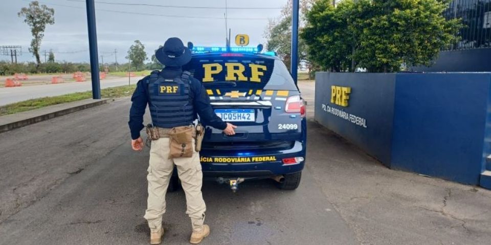 PRF prende foragido da Justiça com documentos falsos na BR-290, em Eldorado do Sul