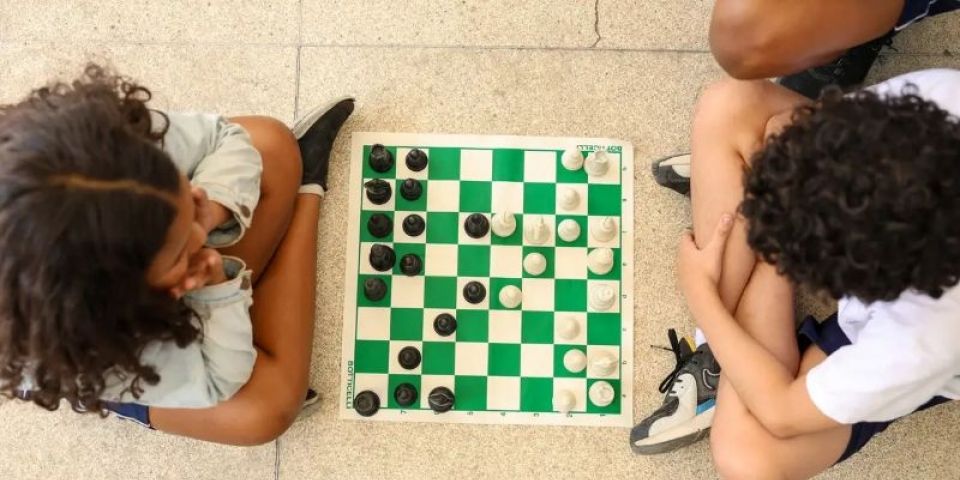 Proporção de crianças com celular cai; segurança é motivo mais citado