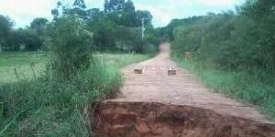 Chuvas abrem cratera na estrada da localidade de Passo do Capitão Jango em Camaquã