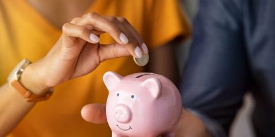 Mulheres têm menos reserva de emergência e menor folga no orçamento do que homens, revela pesquisa da Serasa