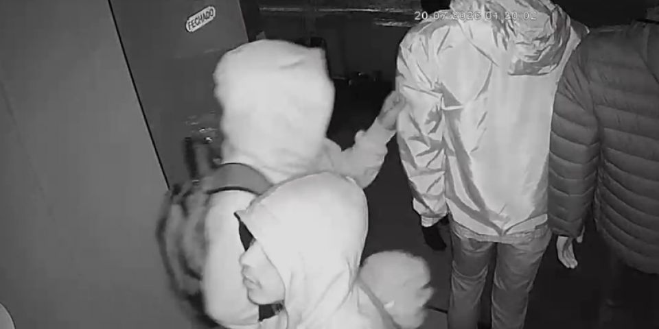 VÍDEO: dupla arromba loja de roupas e furta produtos no centro de Camaquã
