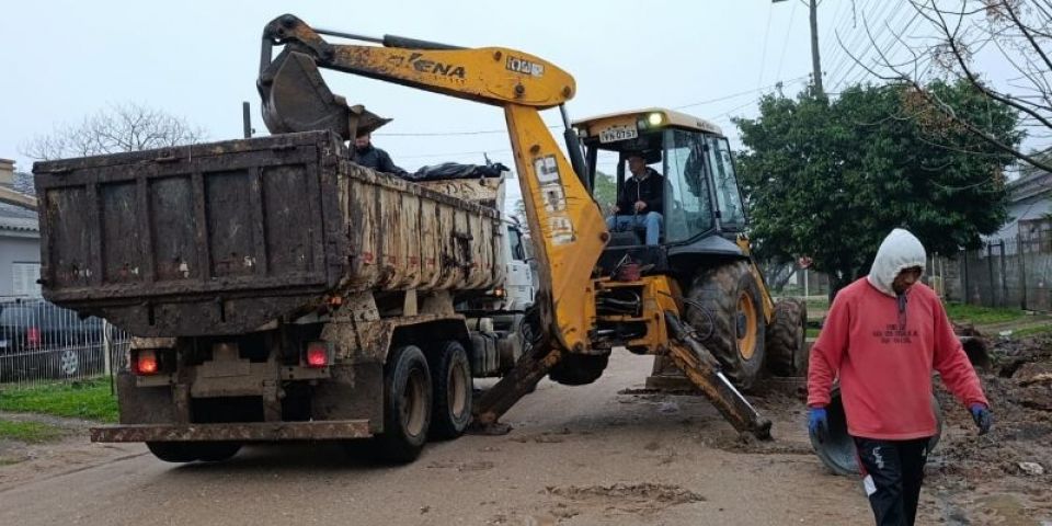 Infraestrutura realiza limpeza da rede pluvial no bairro Olaria, em Camaquã