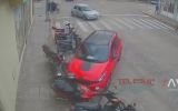 VÍDEO: motorista perde o controle do carro e atinge motos estacionadas no centro de Camaquã