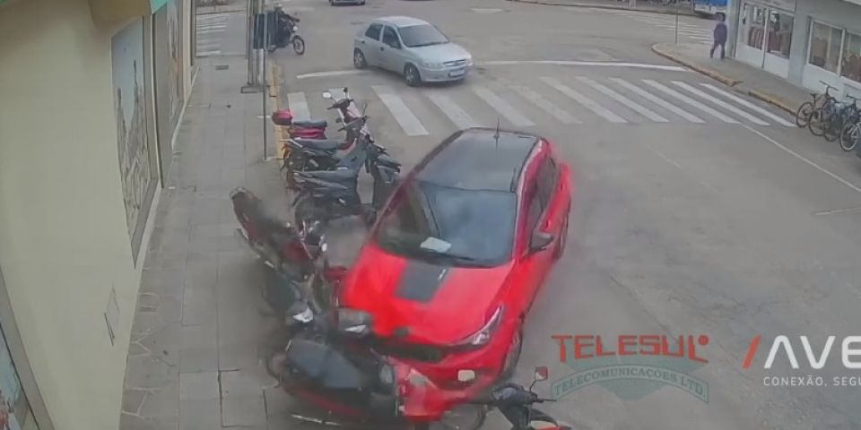 VÍDEO: motorista perde o controle do carro e atinge motos estacionadas no centro de Camaquã