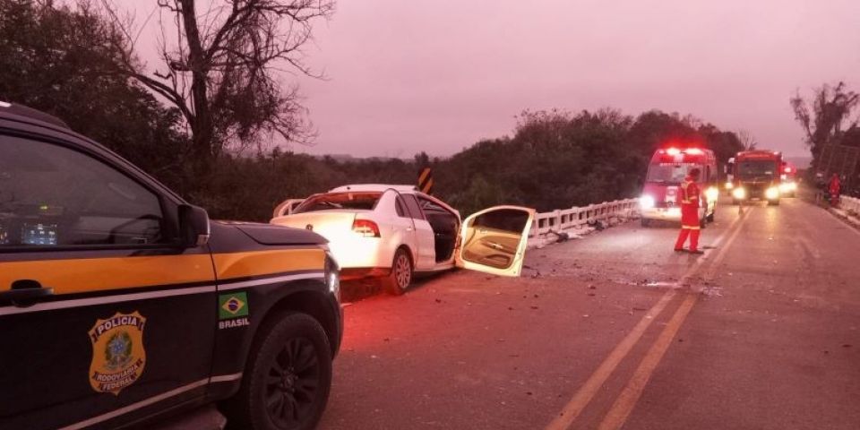 Jovem de 23 anos morre em colisão frontal entre carro e carreta na BR-290, em Arroio dos Ratos