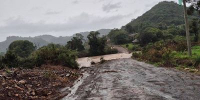 Chuvas causam bloqueios em rodovias estaduais do RS