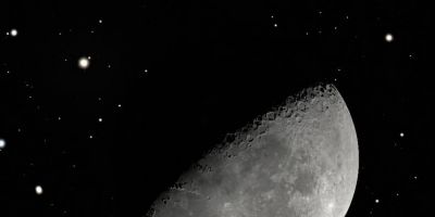 Estágio do Falcon 9 deve atingir a Lua nesta madrugada e poderá produzir clarão e pluma