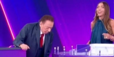 Raul Gil perde a calça durante o programa Silvio Santos