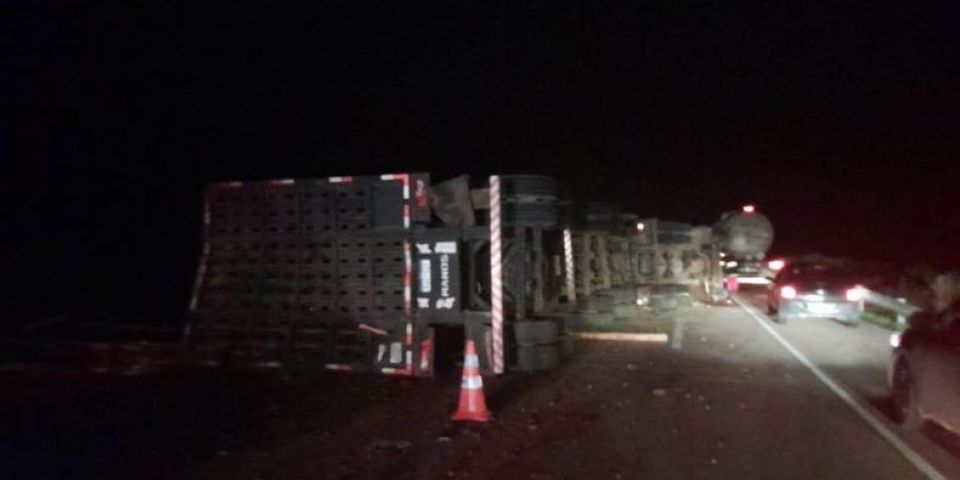 Motorista fica preso às ferragens após caminhão tombar na BR-116, em Barra do Ribeiro