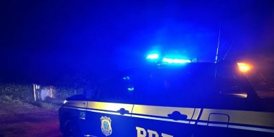 Jovem de 21 anos morre após caminhão sair de pista e tombar na BR-116, em Pelotas