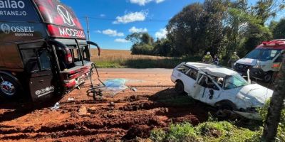 Acidente entre carro e ônibus da Banda Modello resulta em morte no RS