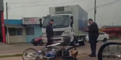 Motociclista fica ferido em colisão entre moto e caminhão em Camaquã