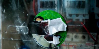 CEEE Equatorial chama a atenção para os riscos de propaganda eleitoral em postes e medidores de energia
