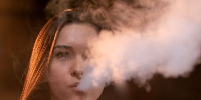 Uso de cigarro eletrônico dispara entre adolescentes e oncologista alerta para riscos de câncer a longo prazo