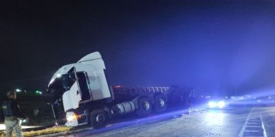 Dois acidentes com carretas são registrados na BR-116, em Camaquã