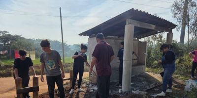 Estudantes da EMEF João Beckel revitalizam parada de ônibus no interior de Camaquã