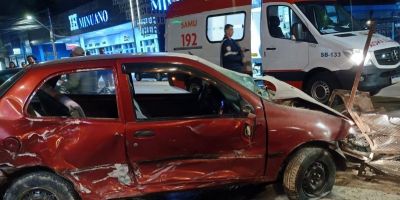 Motorista invade calçada com carro e deixa pessoas feridas em Camaquã