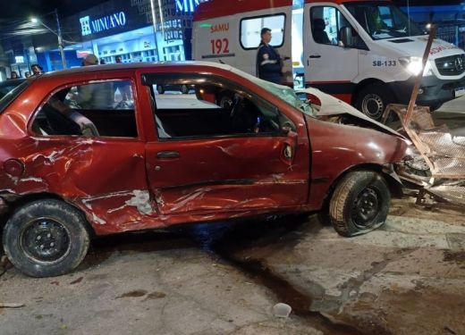 Motorista invade calçada com carro e deixa pessoas feridas em Camaquã