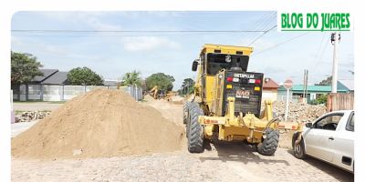 Equipes da Prefeitura de Camaquã trabalham em trecho da José de Souza Castro para rebaixamento do calçamento
