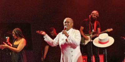 Blog do Juares bate um papo com a cantora Sandra Sá, em Fortaleza (CE)