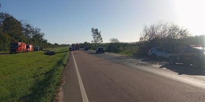 Carro é atingido na traseira, sai da pista e capota na BR-116 em Barra do Ribeiro