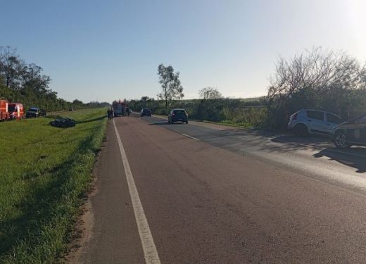 Carro é atingido na traseira, sai da pista e capota na BR-116 em Barra do Ribeiro