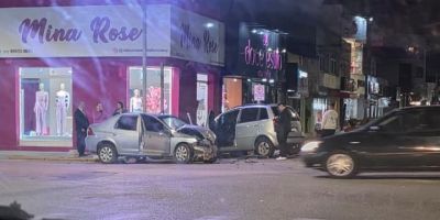 Acidente com dois carros é registrado em sinaleira do centro de Camaquã