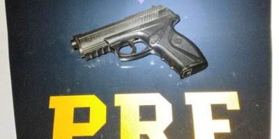 Simulacro de arma encontrado em porta luvas de carro é apreendido em Minas do Leão