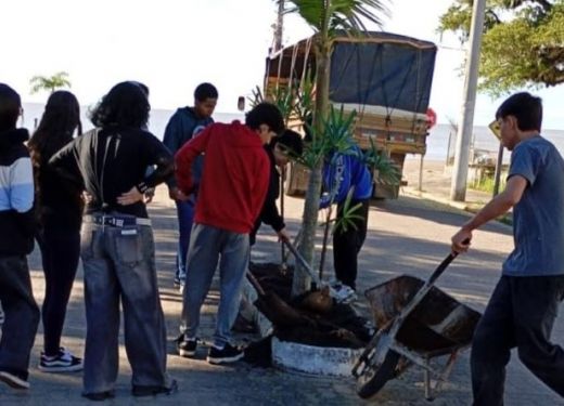 Estudantes da EMEF Atahualpa Irineo Cibils realizam plantio de mudas em Arambaré