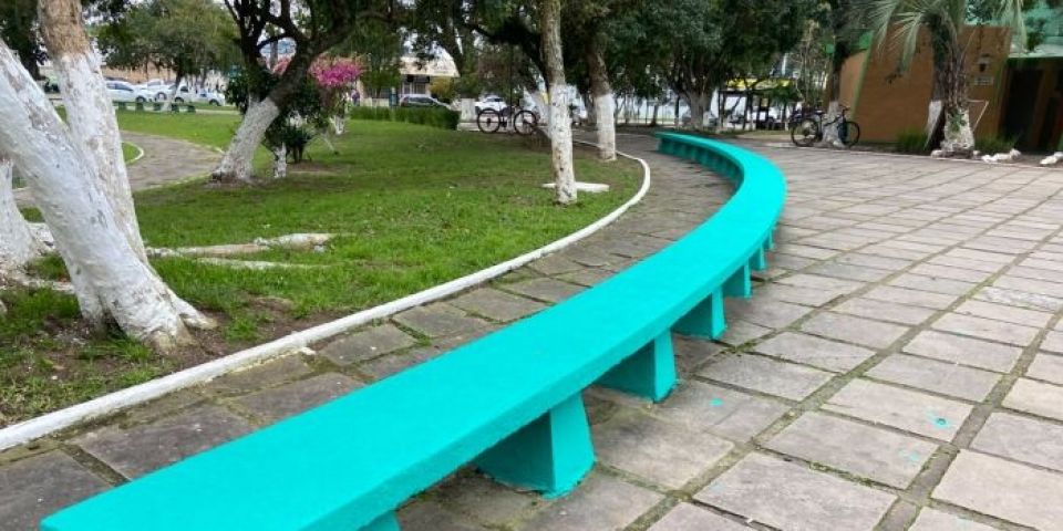 Bancos da Praça Zeca Netto são revitalizados em Camaquã