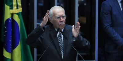 Ex-presidente José Sarney é internado com quadro de pneumonia