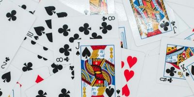 Em torno da mesa de cartas: como os jogos se tornaram parte da tradição social gaúcha