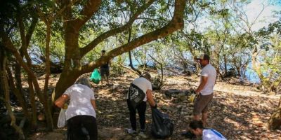 Cerca de 300 voluntários participam de mutirão de limpeza do Lago Guaíba em Porto Alegre
