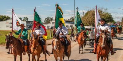 Desfile Farroupilha reúne quase 900 cavalos e mais de mil participantes em Camaquã