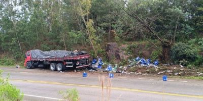 Caminhão carregado de bebidas sai da pista na ERS-350 em Dom Feliciano