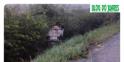 Carro capota na ERS-350 em Camaquã