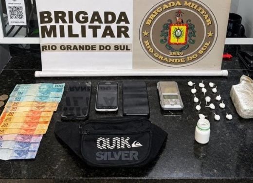 Homem é preso com drogas, dinheiro e objetos em São Lourenço do Sul