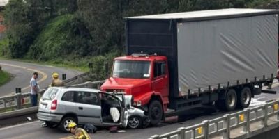 Colisão entre carro e caminhão em ponte tira vida de homem na Serra Gaúcha