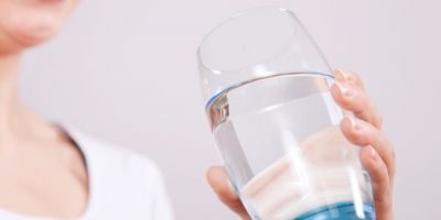 Água em jejum limpa o intestino? Gastrite emocional existe? Especialista esclarece mitos da saúde digestiva