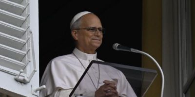 Papa Leão XIV conduz oração no Vaticano após deixar hospital