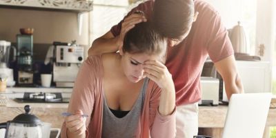 Dificuldades financeiras afetam o bem-estar emocional de 89% dos brasileiros, segundo pesquisa