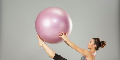 5 exercícios de Pilates para melhorar a postura e a mobilidade no dia a dia