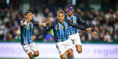 Com gol nos acréscimos, Grêmio bate o Coritiba e respira na briga contra o Z-4 do Brasileirão