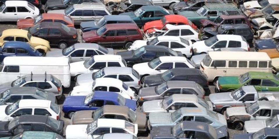 Leilões do Detran oferecem 2,3 mil veículos e sucatas neste mês